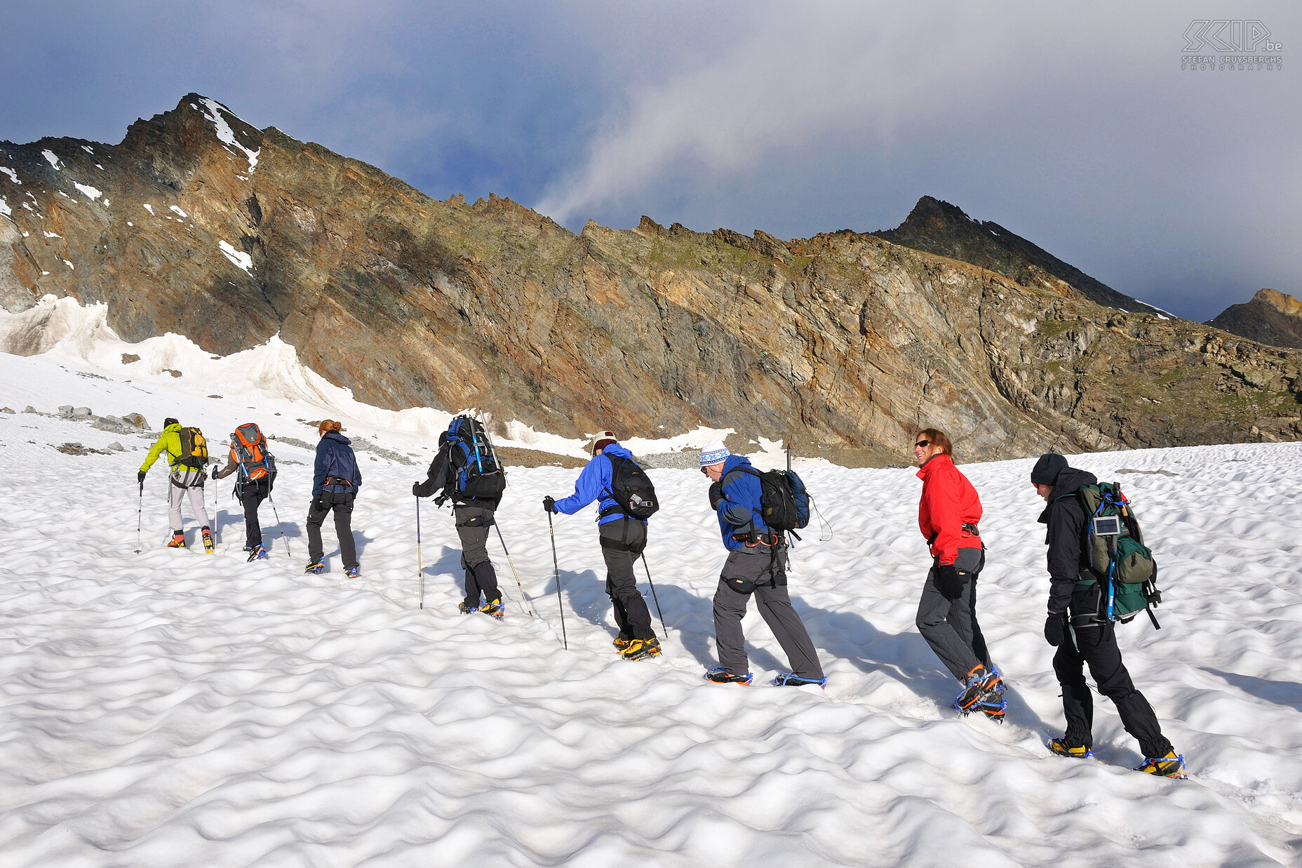 Gran Serra Van zodra we op de sneeuw van de gletsjer komen bevestigen we onze stijgijzers. Nadien als het veel steiler wordt halen we ook het pikhouweel boven. Stefan Cruysberghs